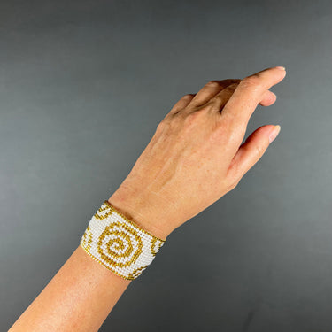 Brazalete Telar Dorado Grueso Espirales Perla